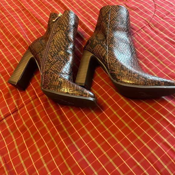 Snakeskin print ankle boots - Picture 8 of 12